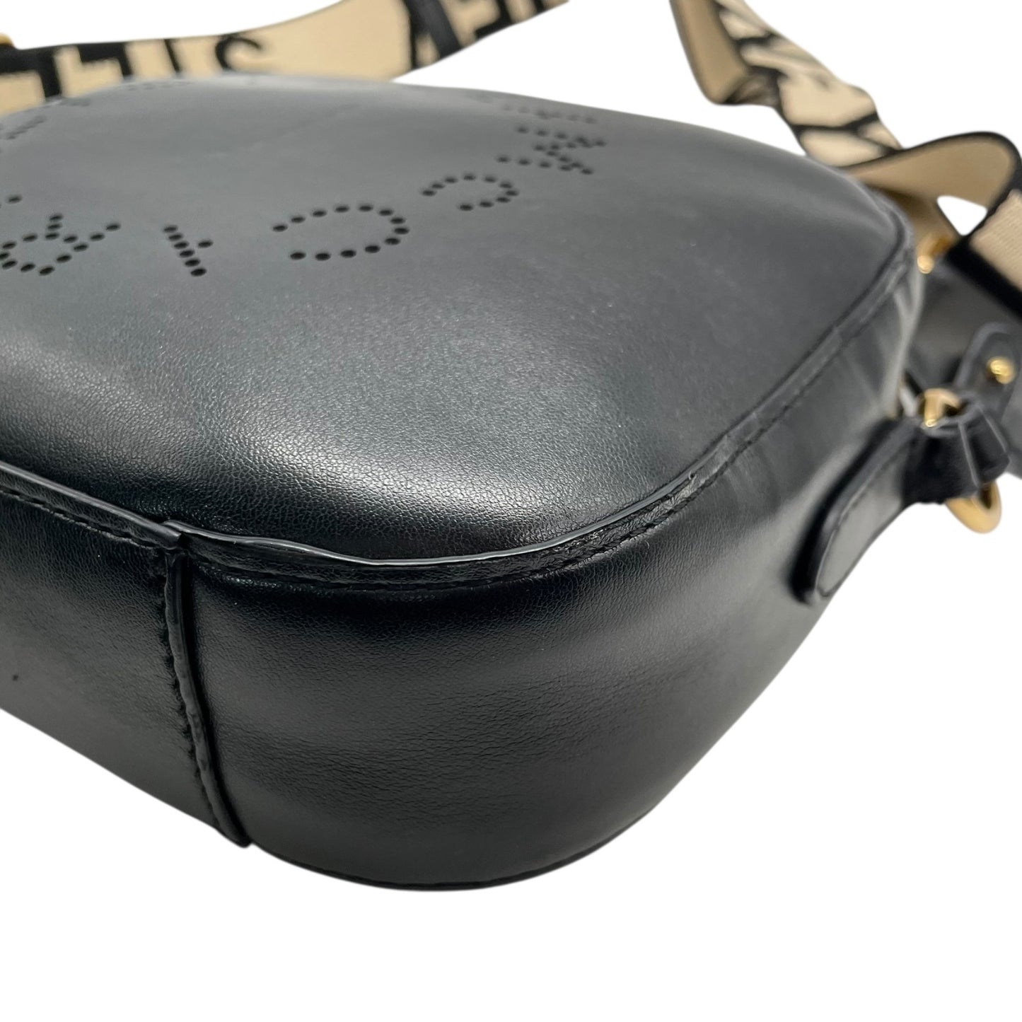 ステラマッカートニー Stella McCartney カメラバッグ ブラック フェイクレザー パーフォレートロゴ ショルダーバッグ クロスボディ 2WAY ロゴストラップ デイリーユース C3