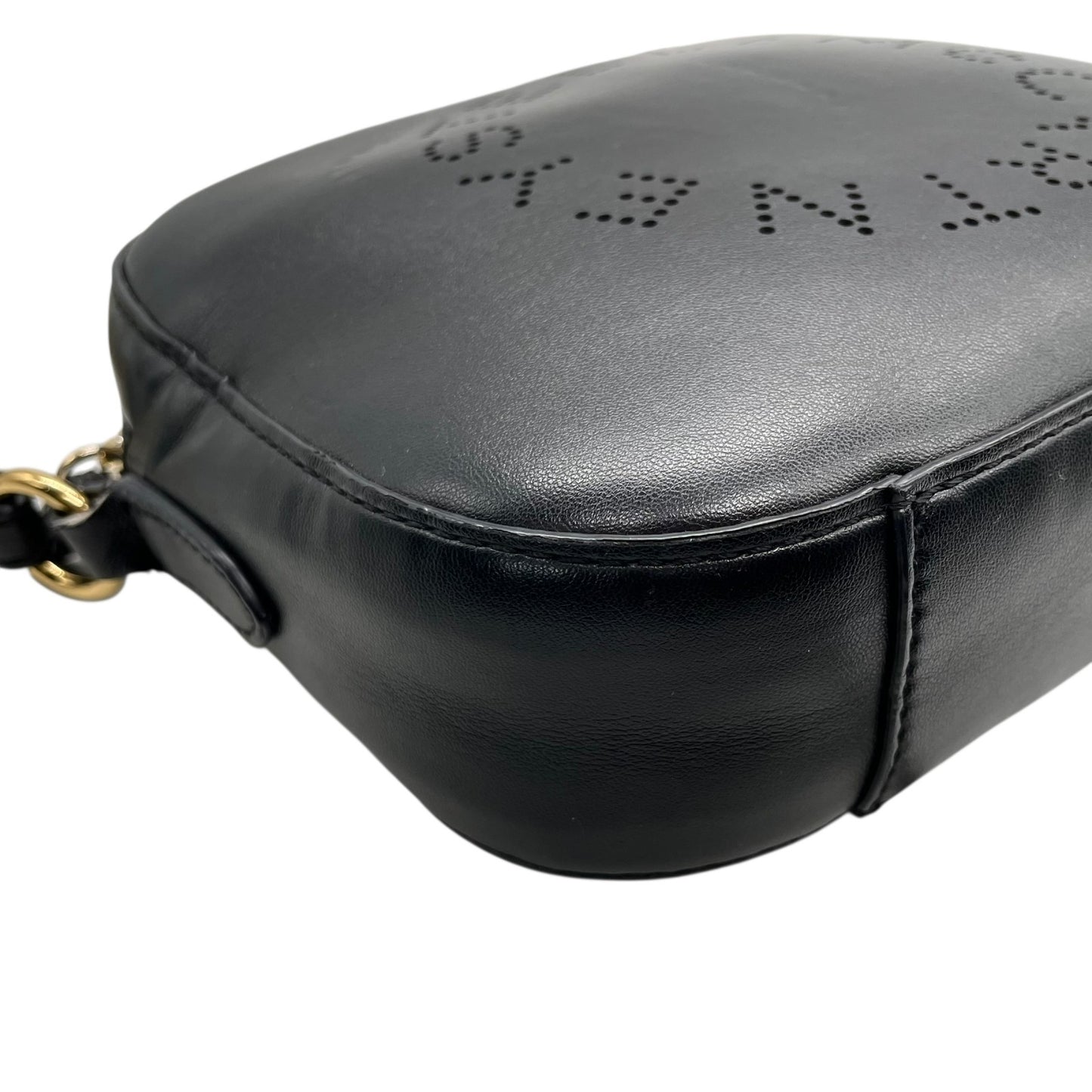 ステラマッカートニー Stella McCartney カメラバッグ ブラック フェイクレザー パーフォレートロゴ ショルダーバッグ クロスボディ 2WAY ロゴストラップ デイリーユース C3