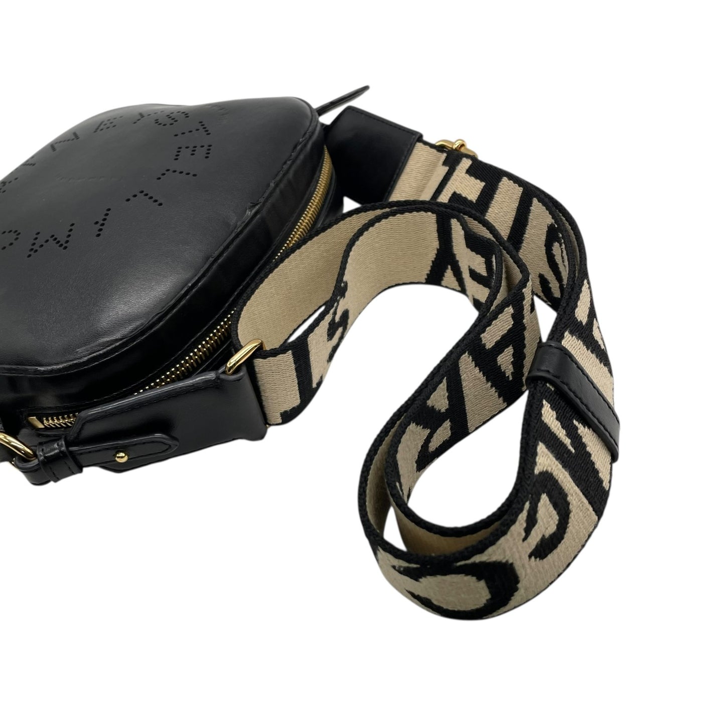 ステラマッカートニー Stella McCartney カメラバッグ ブラック フェイクレザー パーフォレートロゴ ショルダーバッグ クロスボディ 2WAY ロゴストラップ デイリーユース C3