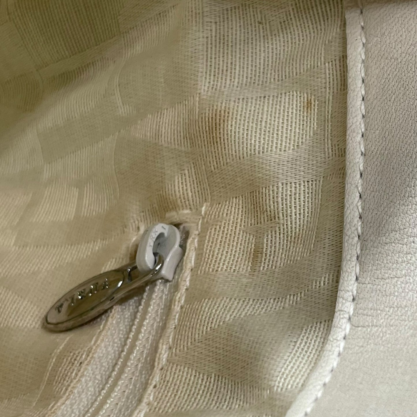 フルラ FURLA キルティング トートバッグ ホワイト 白 レザー タッセルチャーム付き ハンドバッグ S96