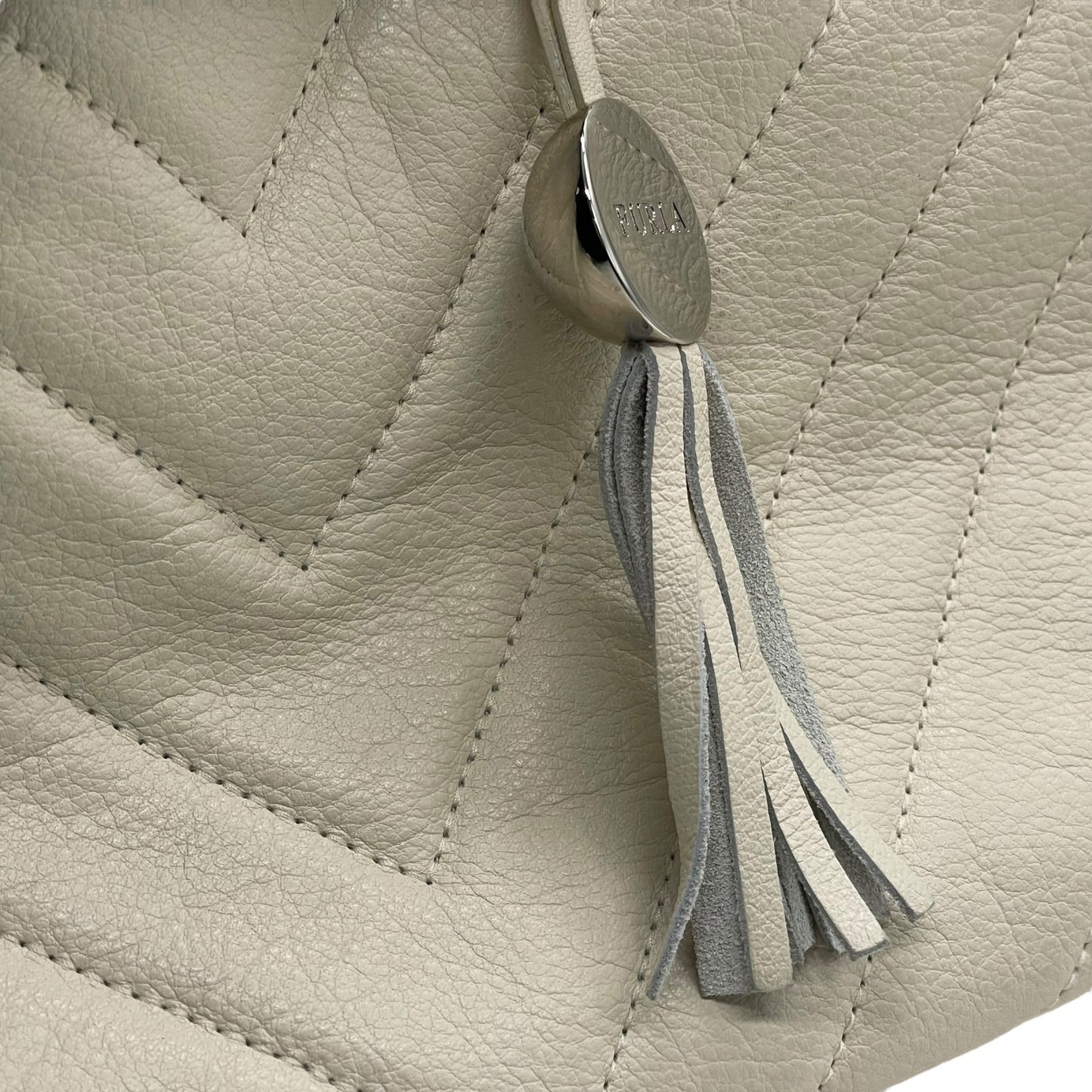 フルラ FURLA キルティング トートバッグ ホワイト 白 レザー タッセルチャーム付き ハンドバッグ S96