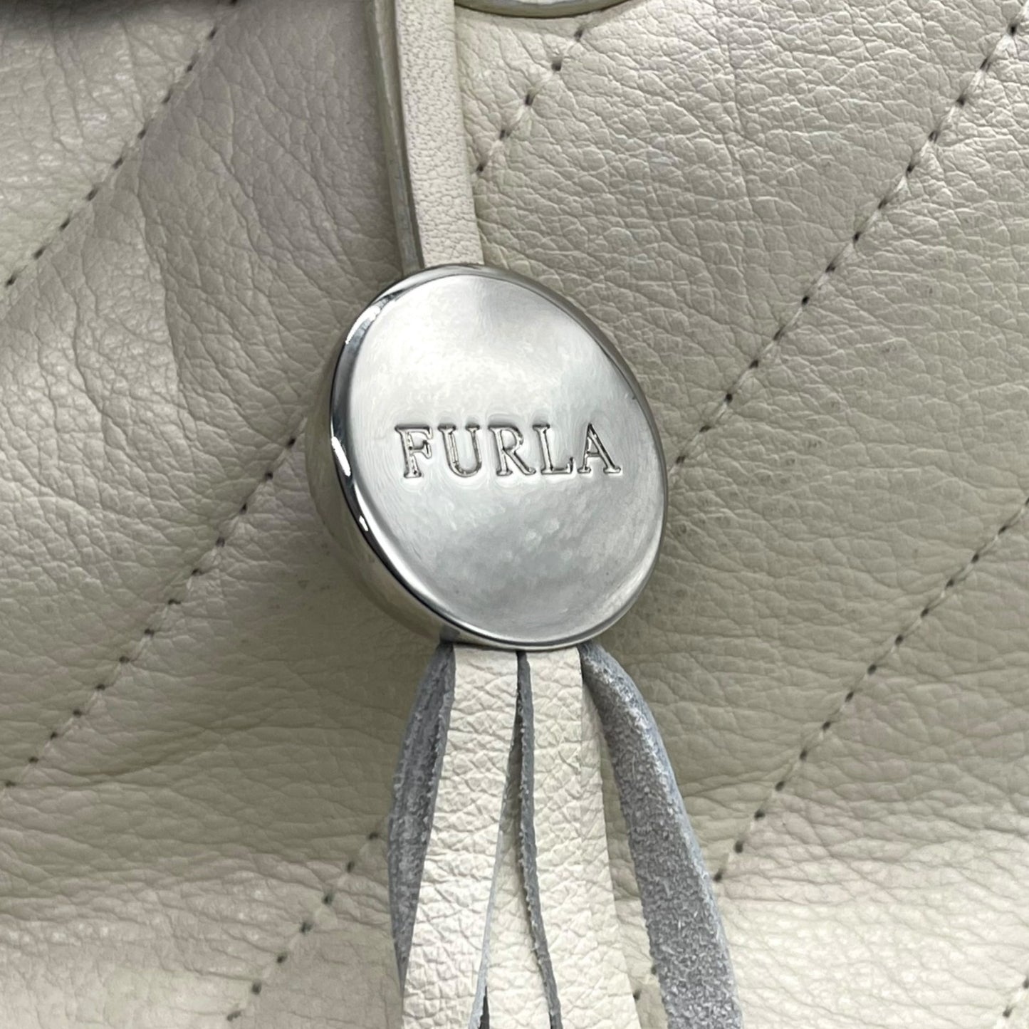 フルラ FURLA キルティング トートバッグ ホワイト 白 レザー タッセルチャーム付き ハンドバッグ S96