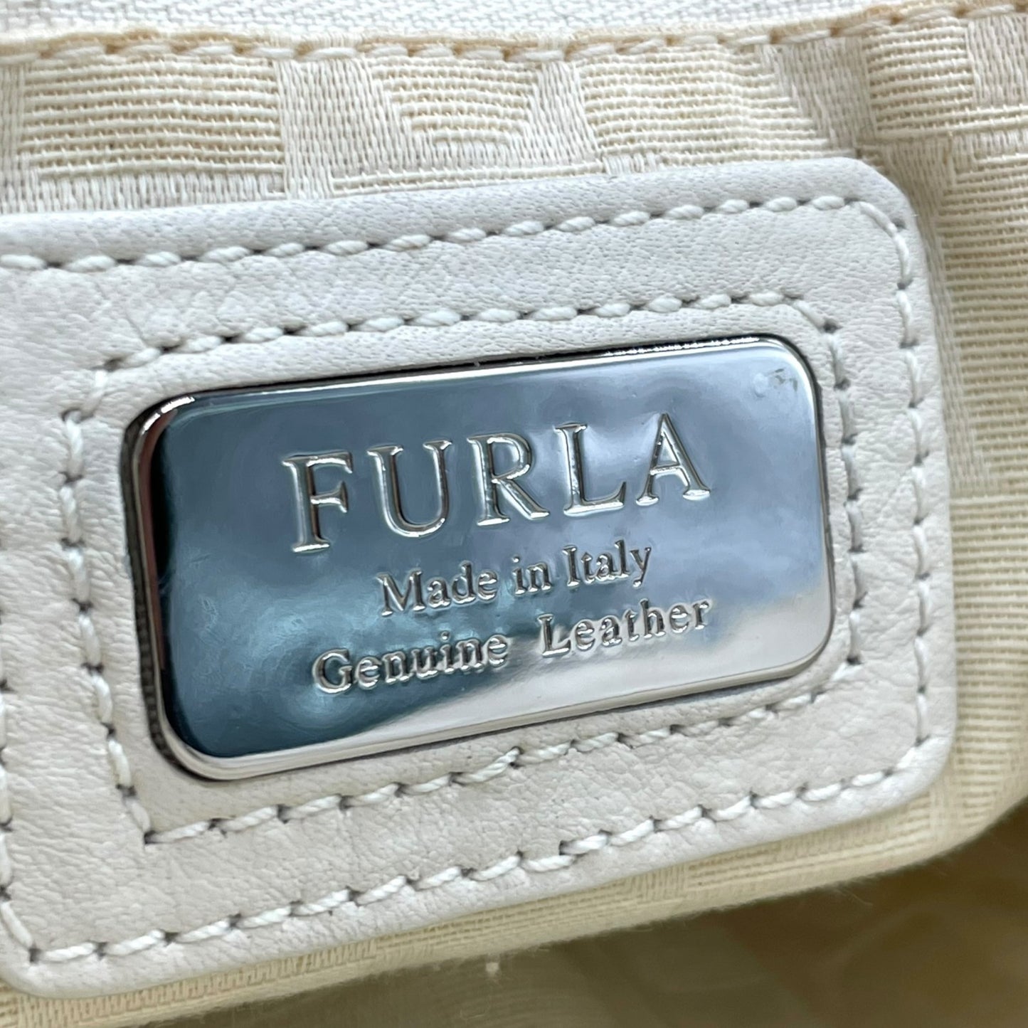 フルラ FURLA キルティング トートバッグ ホワイト 白 レザー タッセルチャーム付き ハンドバッグ S96