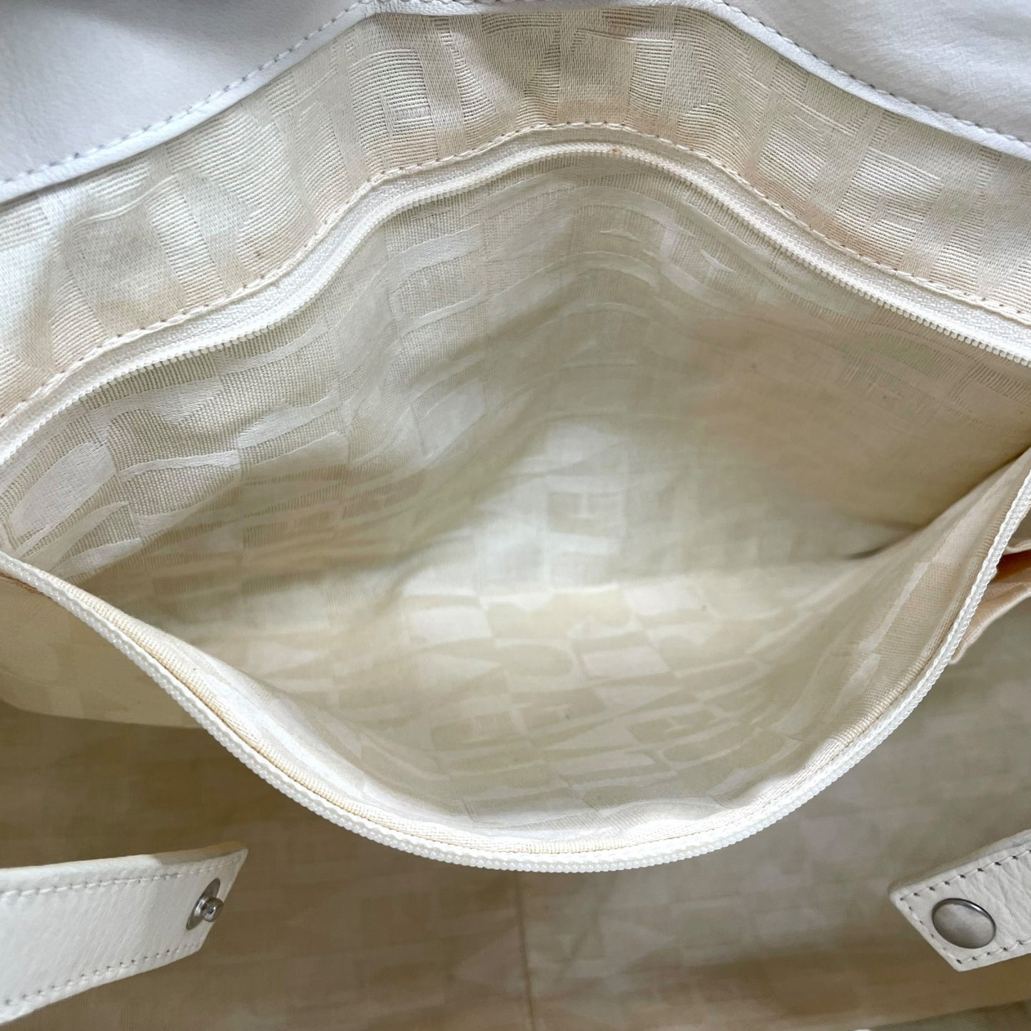 フルラ FURLA キルティング トートバッグ ホワイト 白 レザー タッセルチャーム付き ハンドバッグ S96