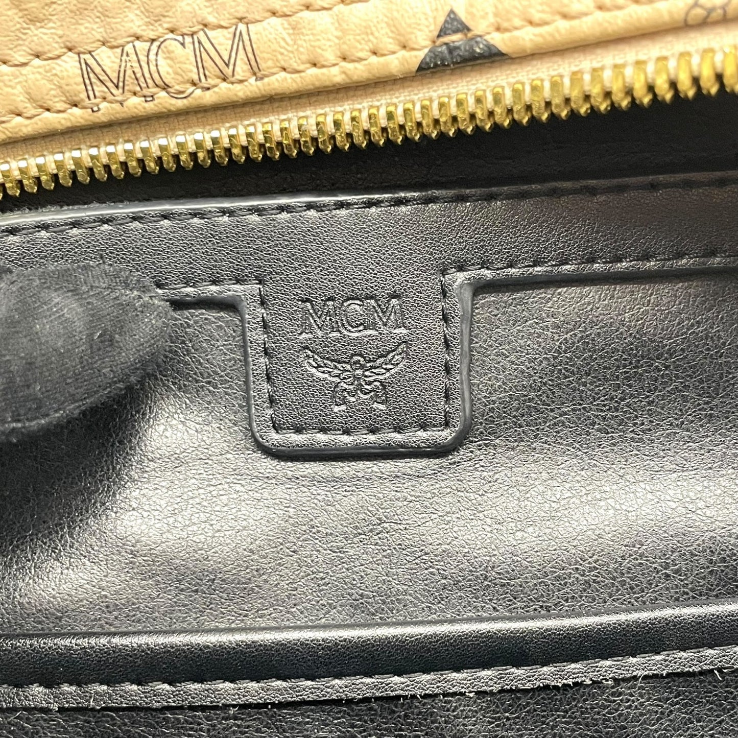 MCM ヴィセトス スタッズ バックパック リュック ベージュ ピンクベージュ ゴールド金具 モノグラム ロゴ