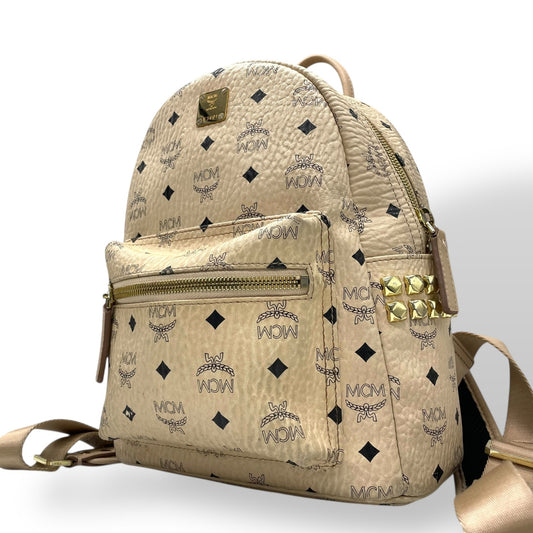 MCM ヴィセトス スタッズ バックパック リュック ベージュ ピンクベージュ ゴールド金具 モノグラム ロゴ