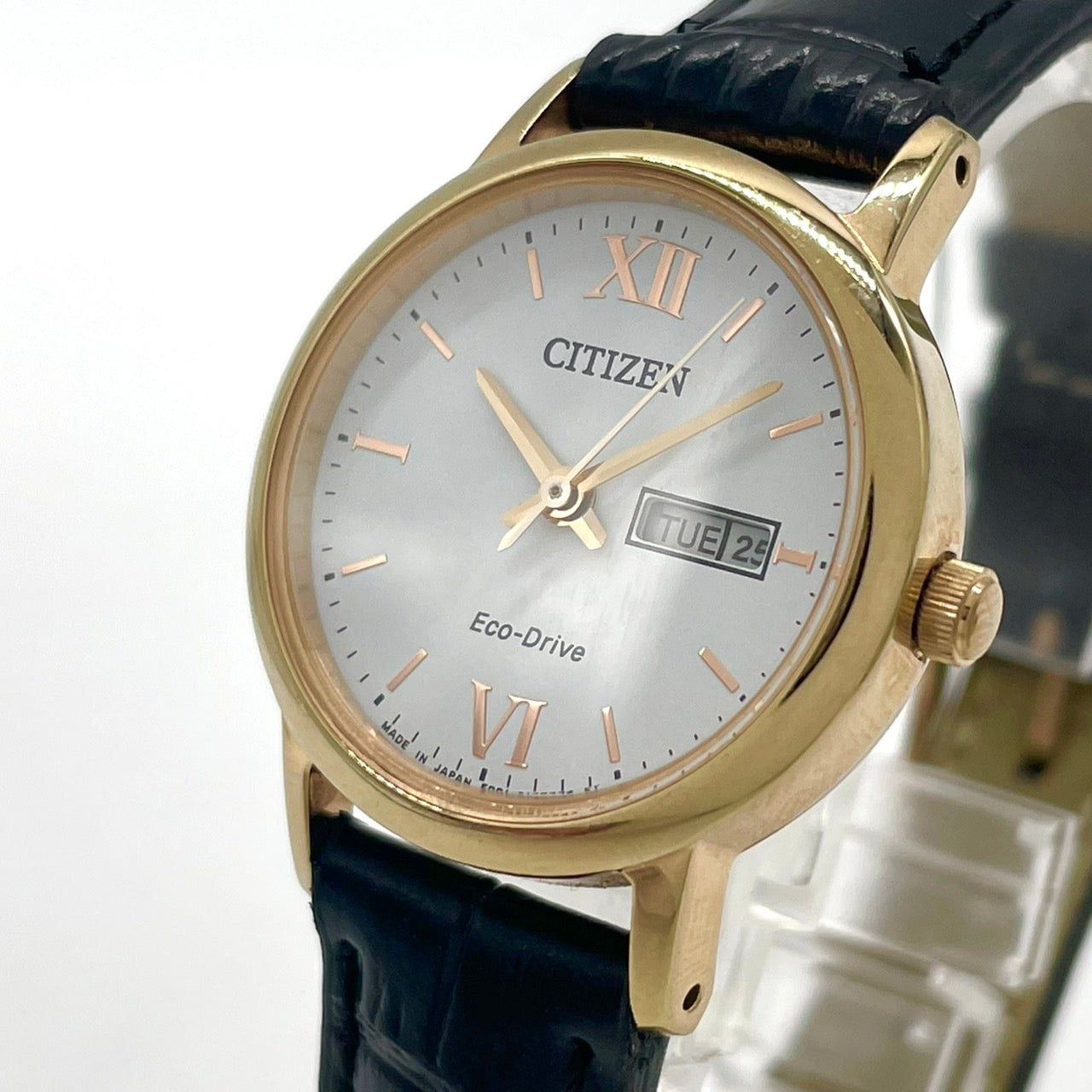 【稼働品/美品】 CITIZEN シチズン エコドライブ レディース 腕時計 E001-S107296 ソーラーウォッチ ゴールドケース 白文字盤 黒レザーベルト デイデイト カレンダー付 クラシック エレガント アナログ クリーニング済 CITIZEN G4
