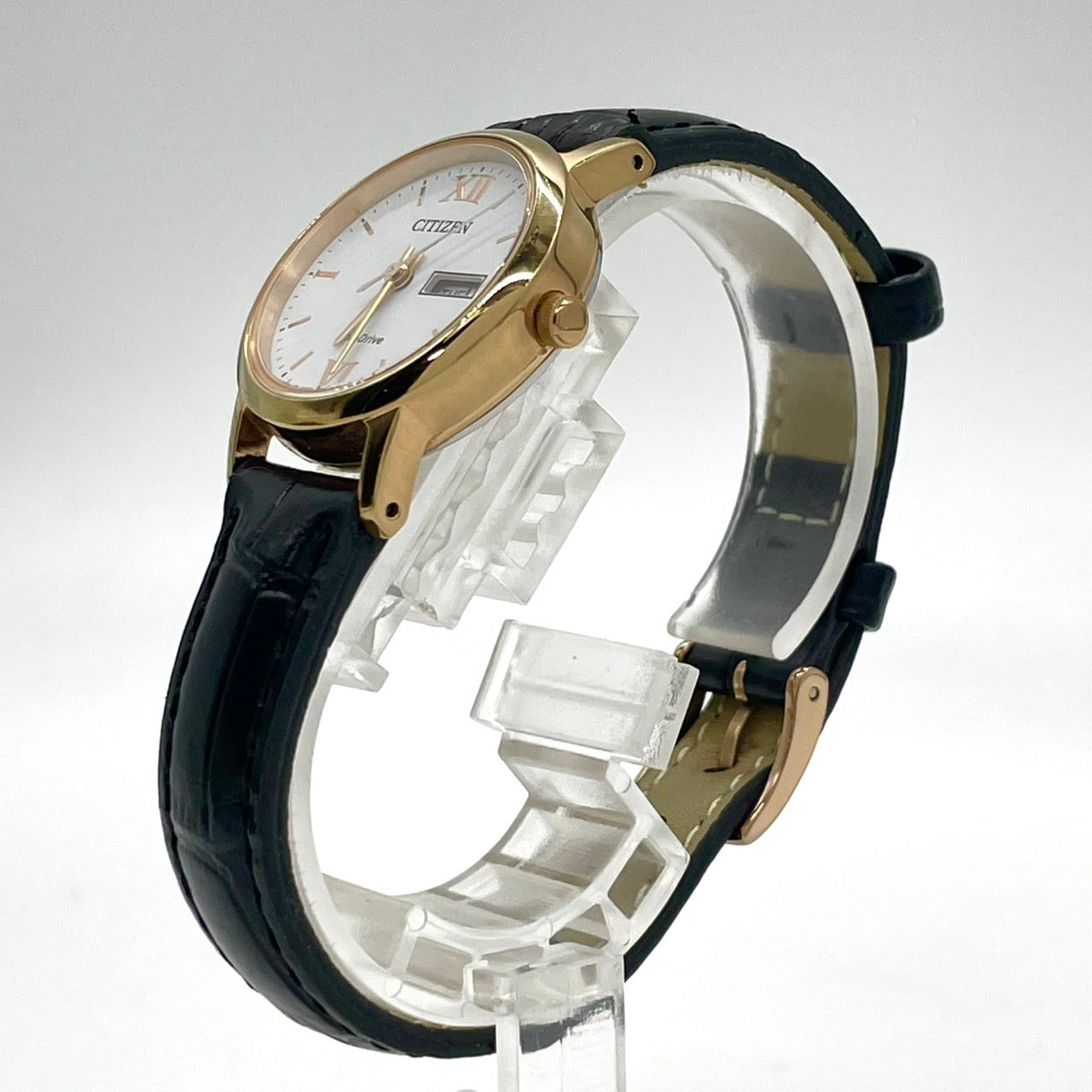 【稼働品/美品】 CITIZEN シチズン エコドライブ レディース 腕時計 E001-S107296 ソーラーウォッチ ゴールドケース 白文字盤 黒レザーベルト デイデイト カレンダー付 クラシック エレガント アナログ クリーニング済 CITIZEN G4