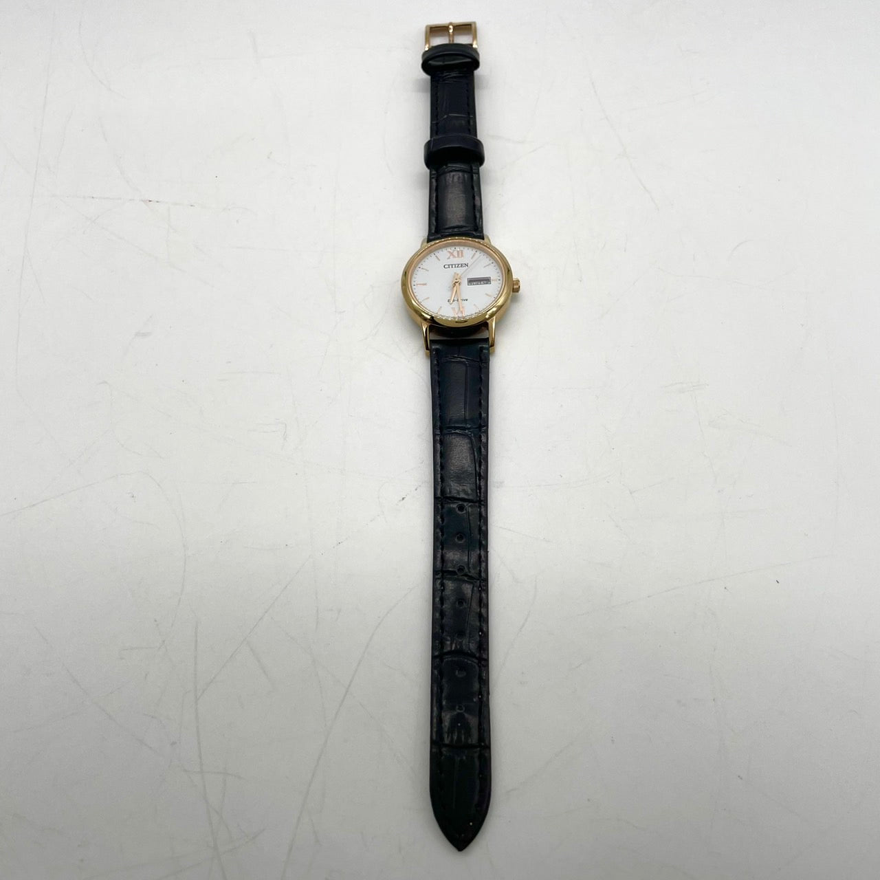 【稼働品/美品】 CITIZEN シチズン エコドライブ レディース 腕時計 E001-S107296 ソーラーウォッチ ゴールドケース 白文字盤 黒レザーベルト デイデイト カレンダー付 クラシック エレガント アナログ クリーニング済 CITIZEN G4