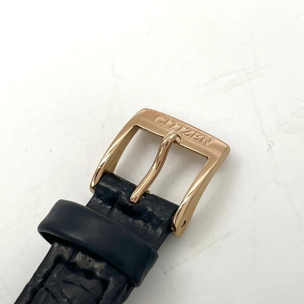 【稼働品/美品】 CITIZEN シチズン エコドライブ レディース 腕時計 E001-S107296 ソーラーウォッチ ゴールドケース 白文字盤 黒レザーベルト デイデイト カレンダー付 クラシック エレガント アナログ クリーニング済 CITIZEN G4