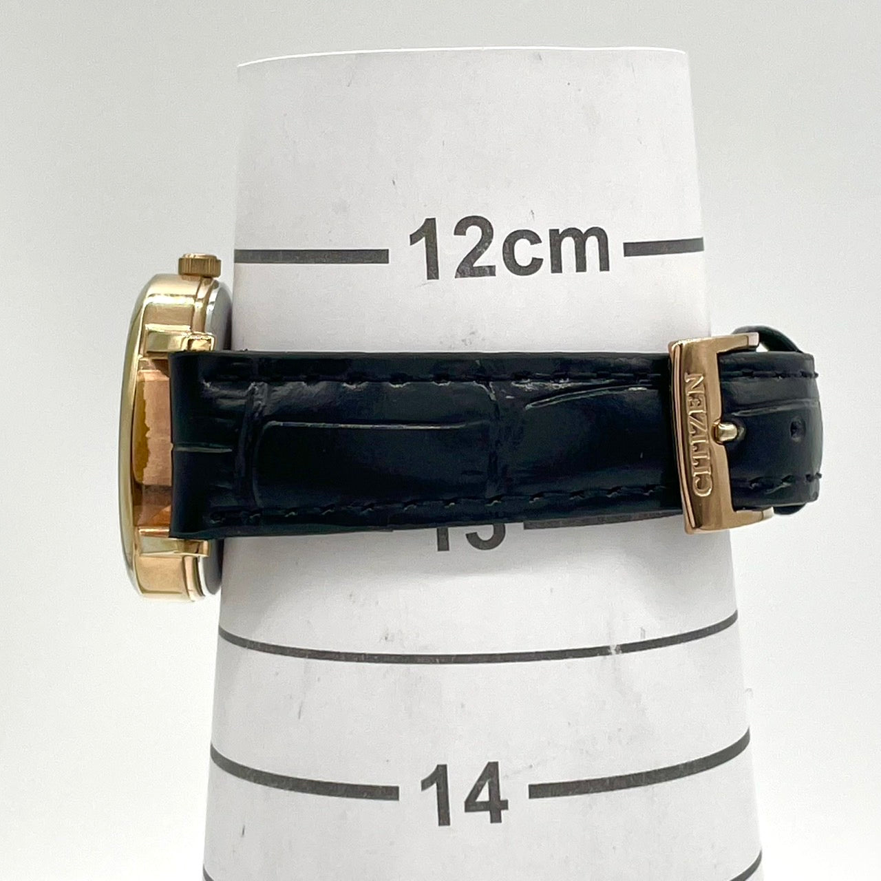 【稼働品/美品】 CITIZEN シチズン エコドライブ レディース 腕時計 E001-S107296 ソーラーウォッチ ゴールドケース 白文字盤 黒レザーベルト デイデイト カレンダー付 クラシック エレガント アナログ クリーニング済 CITIZEN G4