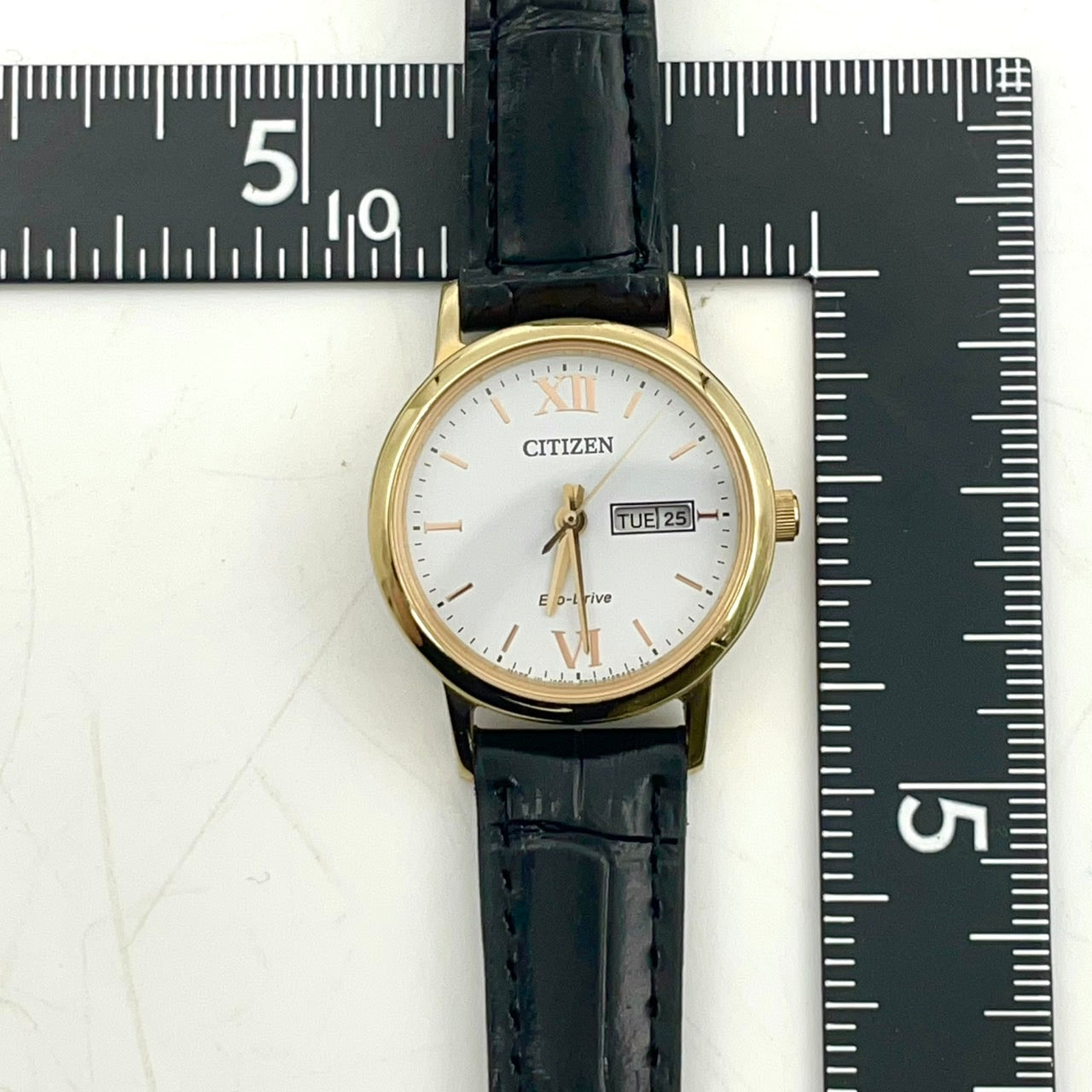 【稼働品/美品】 CITIZEN シチズン エコドライブ レディース 腕時計 E001-S107296 ソーラーウォッチ ゴールドケース 白文字盤 黒レザーベルト デイデイト カレンダー付 クラシック エレガント アナログ クリーニング済 CITIZEN G4