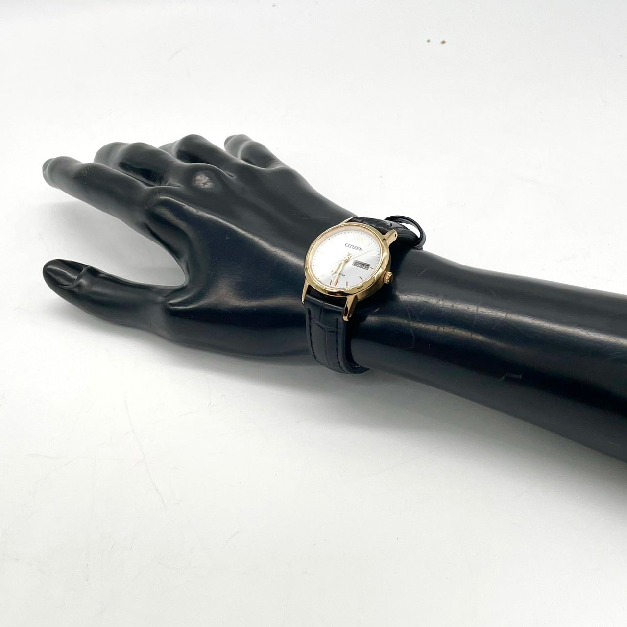 【稼働品/美品】 CITIZEN シチズン エコドライブ レディース 腕時計 E001-S107296 ソーラーウォッチ ゴールドケース 白文字盤 黒レザーベルト デイデイト カレンダー付 クラシック エレガント アナログ クリーニング済 CITIZEN G4