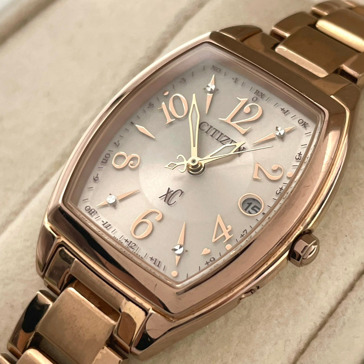 【極美品／稼働品】CITIZEN シチズン XC クロスシー 腕時計 レディース H060-T023894 エコドライブ ソーラー電波 トノー型 ピンクゴールド アナログ デイト カレンダー エレガント ビジネス フォーマル クリーニング済み G4