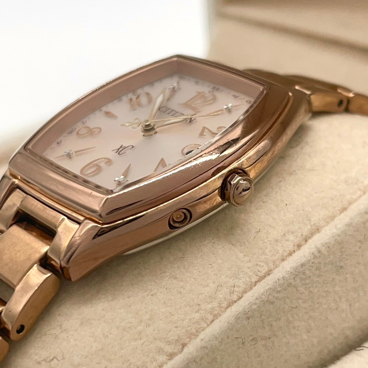 【極美品／稼働品】CITIZEN シチズン XC クロスシー 腕時計 レディース H060-T023894 エコドライブ ソーラー電波 トノー型 ピンクゴールド アナログ デイト カレンダー エレガント ビジネス フォーマル クリーニング済み G4