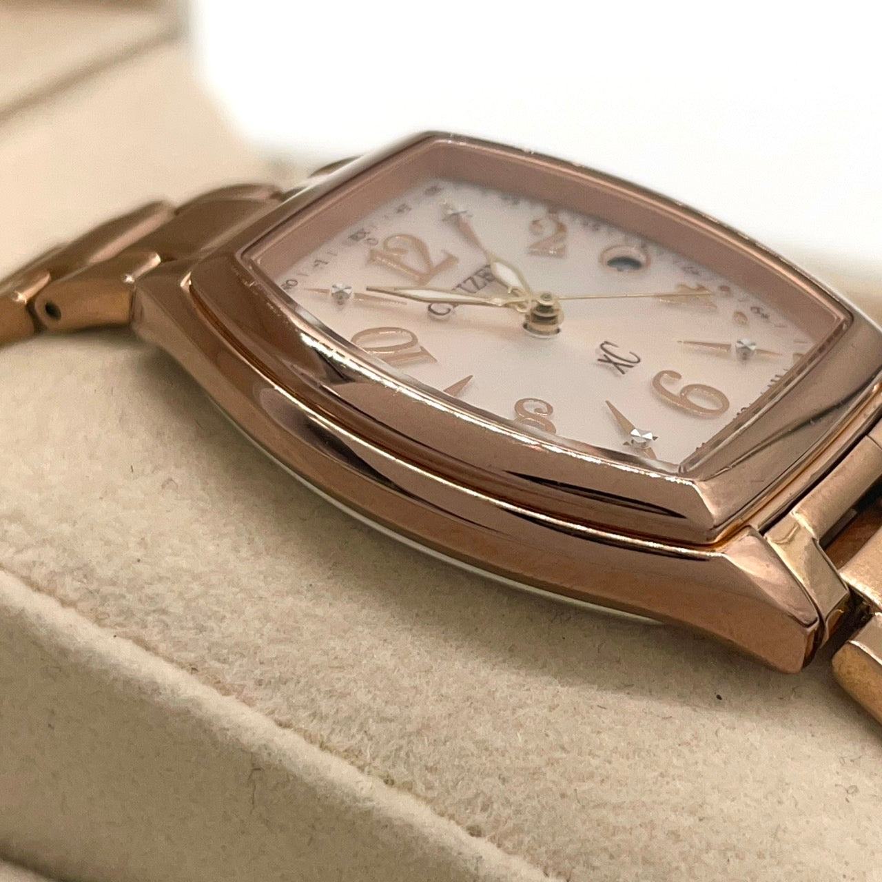 【極美品／稼働品】CITIZEN シチズン XC クロスシー 腕時計 レディース H060-T023894 エコドライブ ソーラー電波 トノー型 ピンクゴールド アナログ デイト カレンダー エレガント ビジネス フォーマル クリーニング済み G4