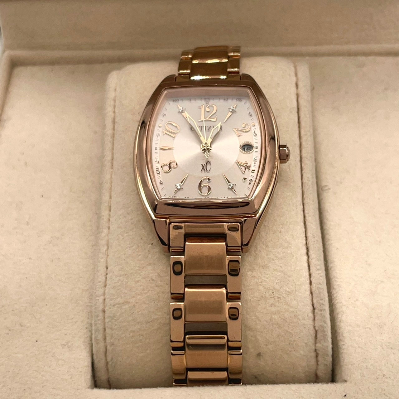 【極美品／稼働品】CITIZEN シチズン XC クロスシー 腕時計 レディース H060-T023894 エコドライブ ソーラー電波 トノー型 ピンクゴールド アナログ デイト カレンダー エレガント ビジネス フォーマル クリーニング済み G4