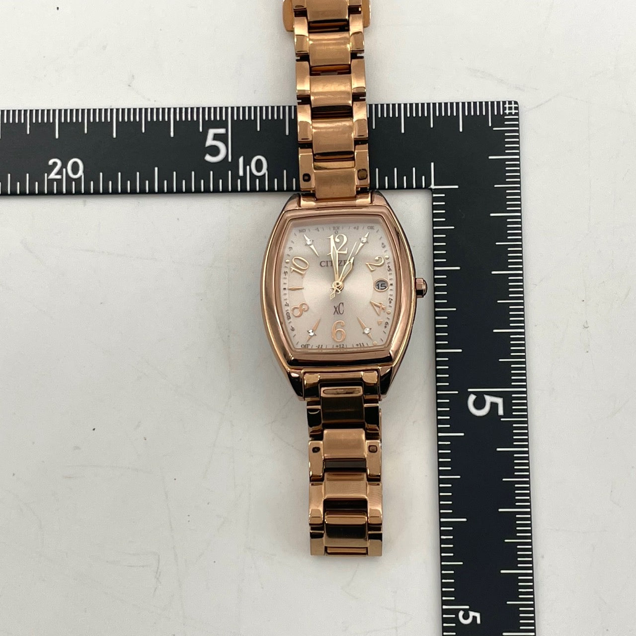 【極美品／稼働品】CITIZEN シチズン XC クロスシー 腕時計 レディース H060-T023894 エコドライブ ソーラー電波 トノー型 ピンクゴールド アナログ デイト カレンダー エレガント ビジネス フォーマル クリーニング済み G4