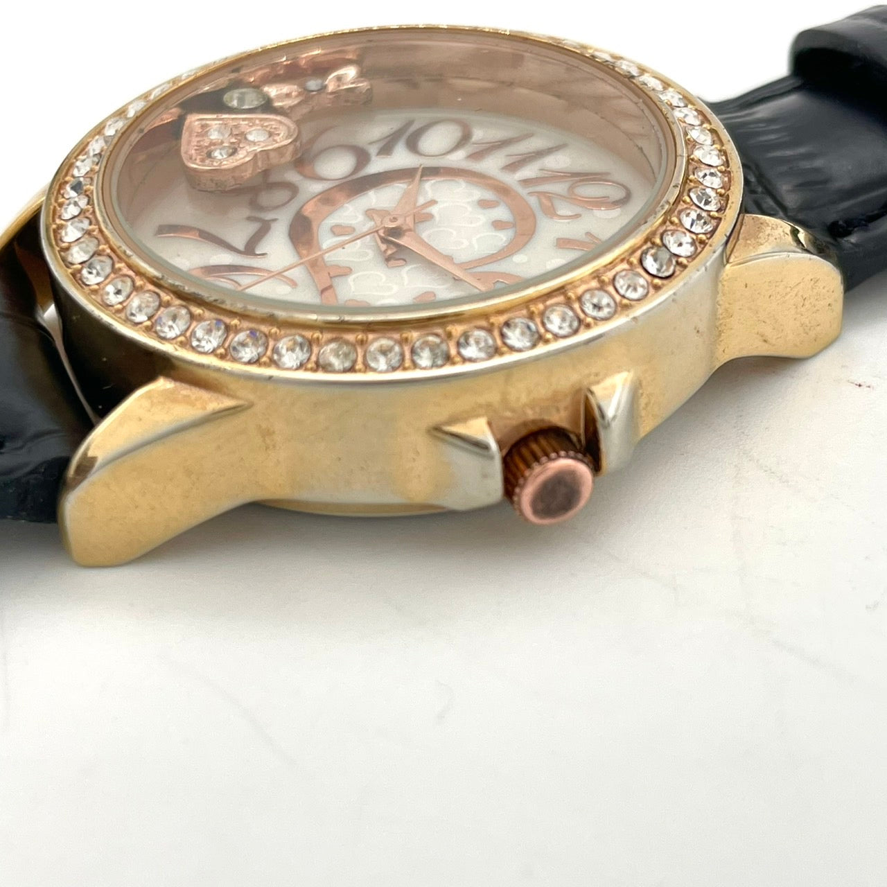 【稼働品/電池交換済】J-AXIS Lamue 腕時計 BL895 レディース クオーツ ゴールド 黒革ベルト ラインストーンベゼル ハートチャーム ギミック アナログ ラウンド ファッションウォッチ かわいい おしゃれ クリーニング済 G4