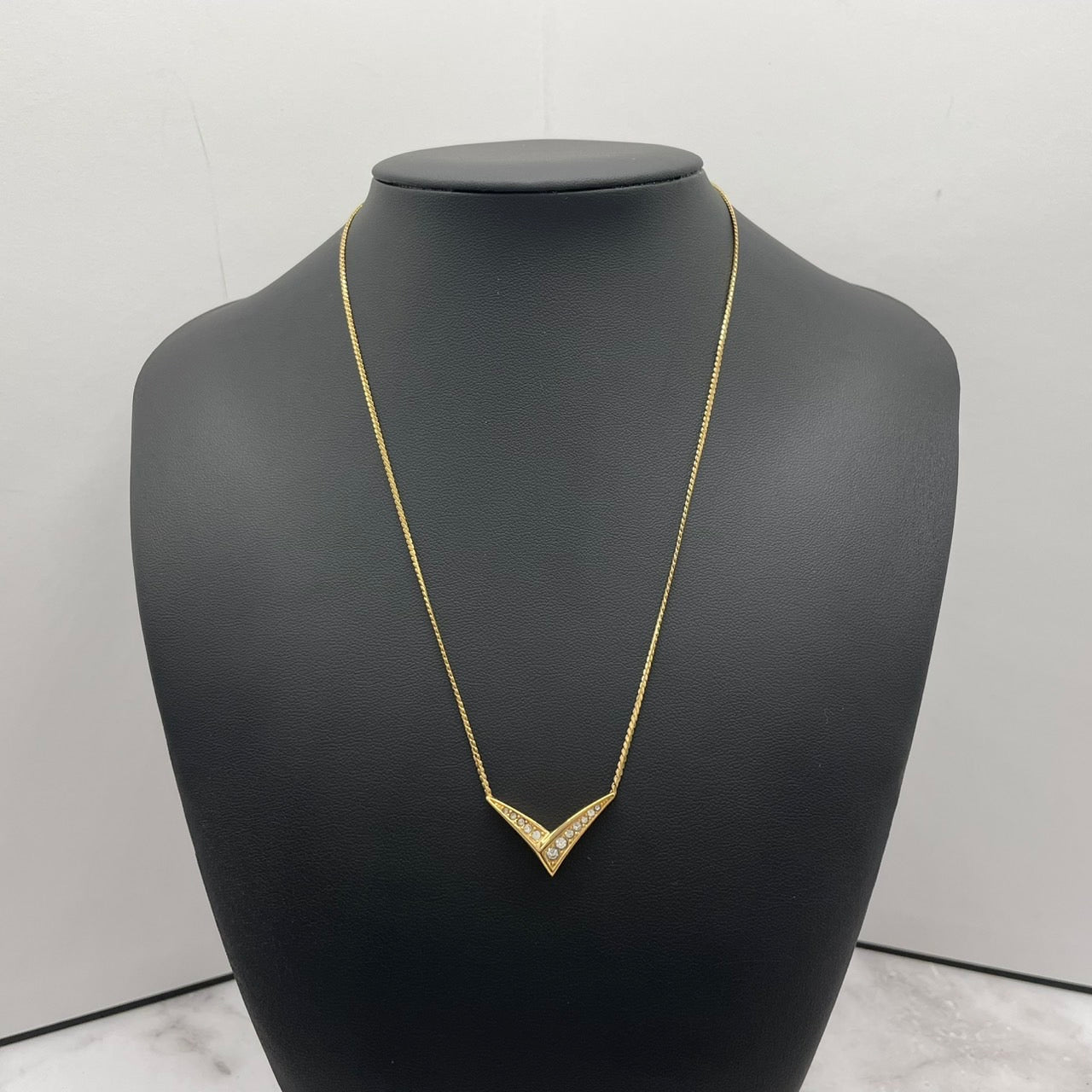 美品 Christian Dior クリスチャンディオール ネックレス ゴールドカラー ラインストーン クリスタルストーン V字デザイン CDロゴ アクセサリー ヴィンテージジュエリー レディース I3