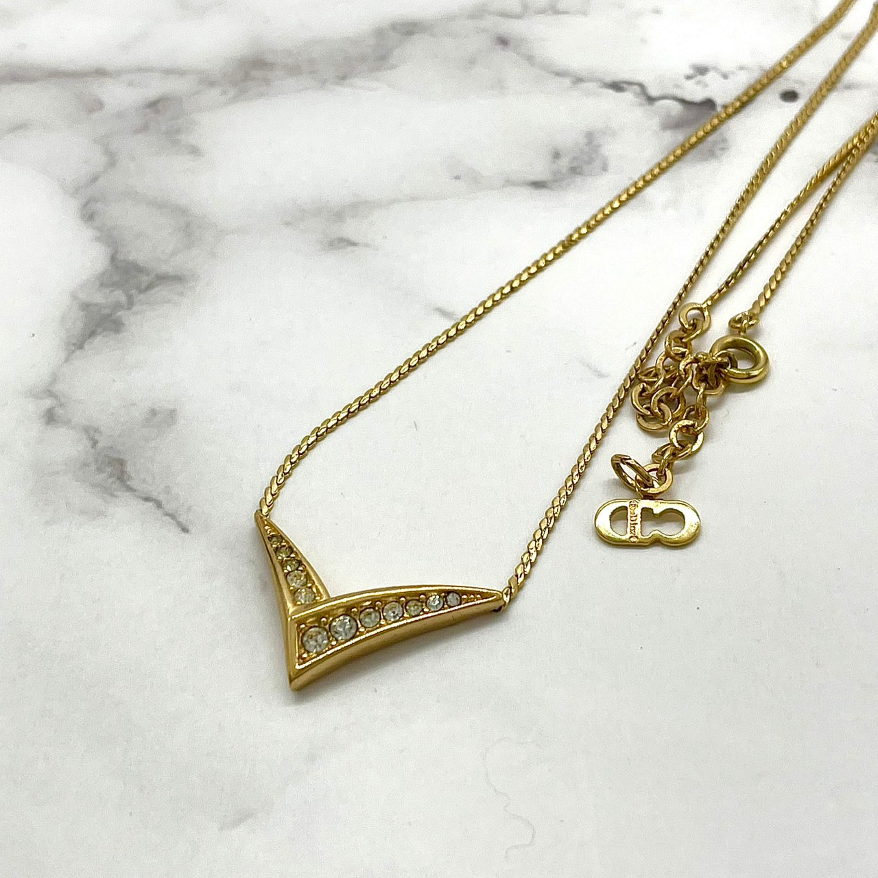 美品 Christian Dior クリスチャンディオール ネックレス ゴールドカラー ラインストーン クリスタルストーン V字デザイン CDロゴ アクセサリー ヴィンテージジュエリー レディース I3