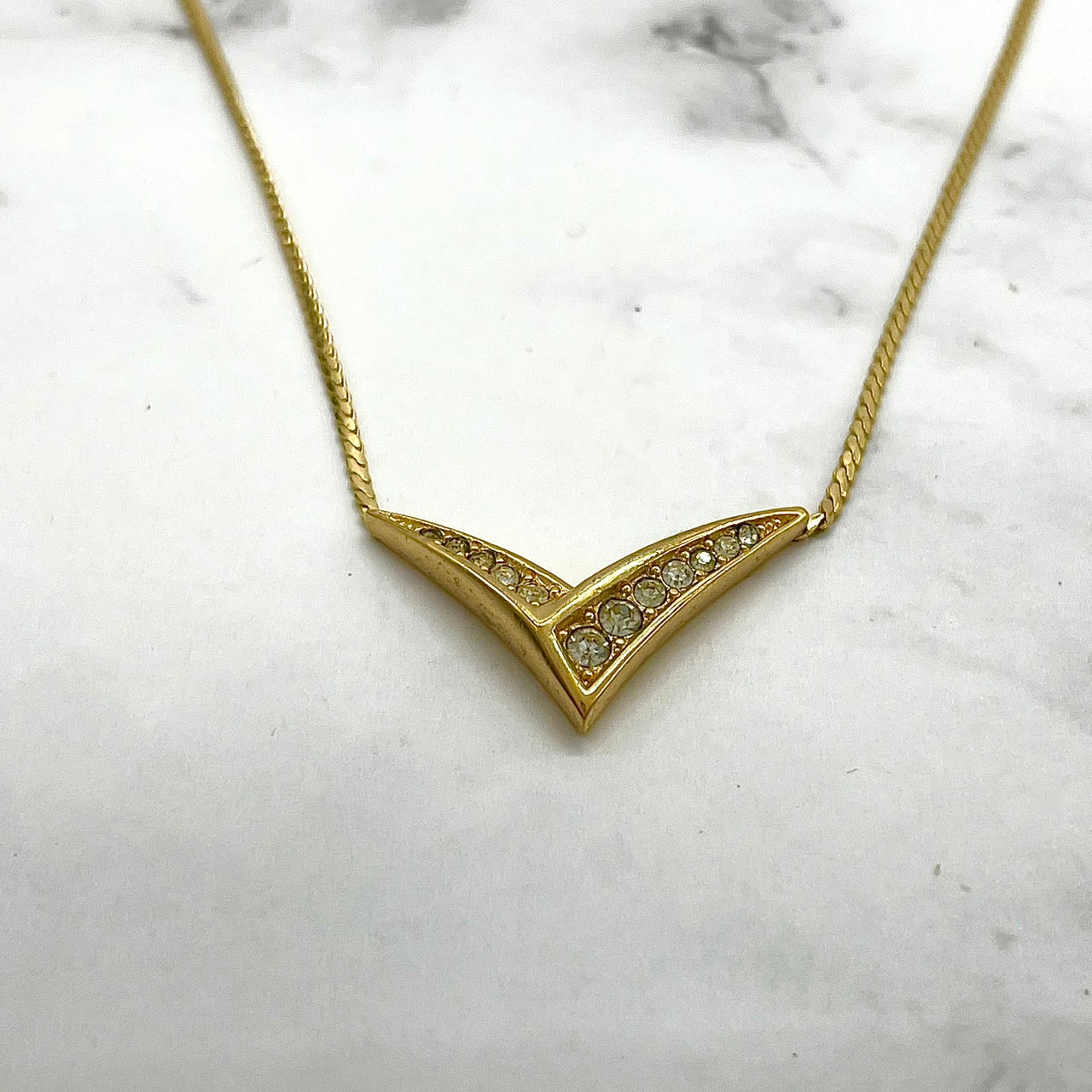 美品 Christian Dior クリスチャンディオール ネックレス ゴールドカラー ラインストーン クリスタルストーン V字デザイン CDロゴ アクセサリー ヴィンテージジュエリー レディース I3