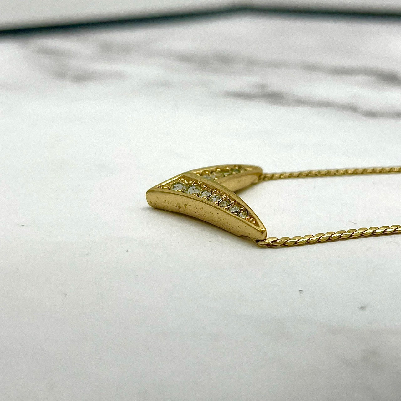 美品 Christian Dior クリスチャンディオール ネックレス ゴールドカラー ラインストーン クリスタルストーン V字デザイン CDロゴ アクセサリー ヴィンテージジュエリー レディース I3