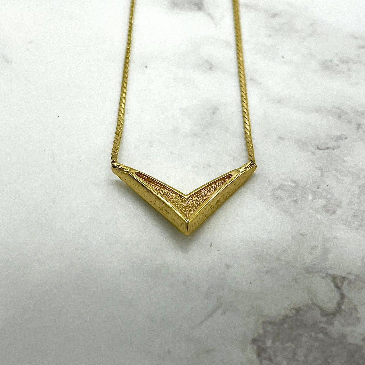 美品 Christian Dior クリスチャンディオール ネックレス ゴールドカラー ラインストーン クリスタルストーン V字デザイン CDロゴ アクセサリー ヴィンテージジュエリー レディース I3