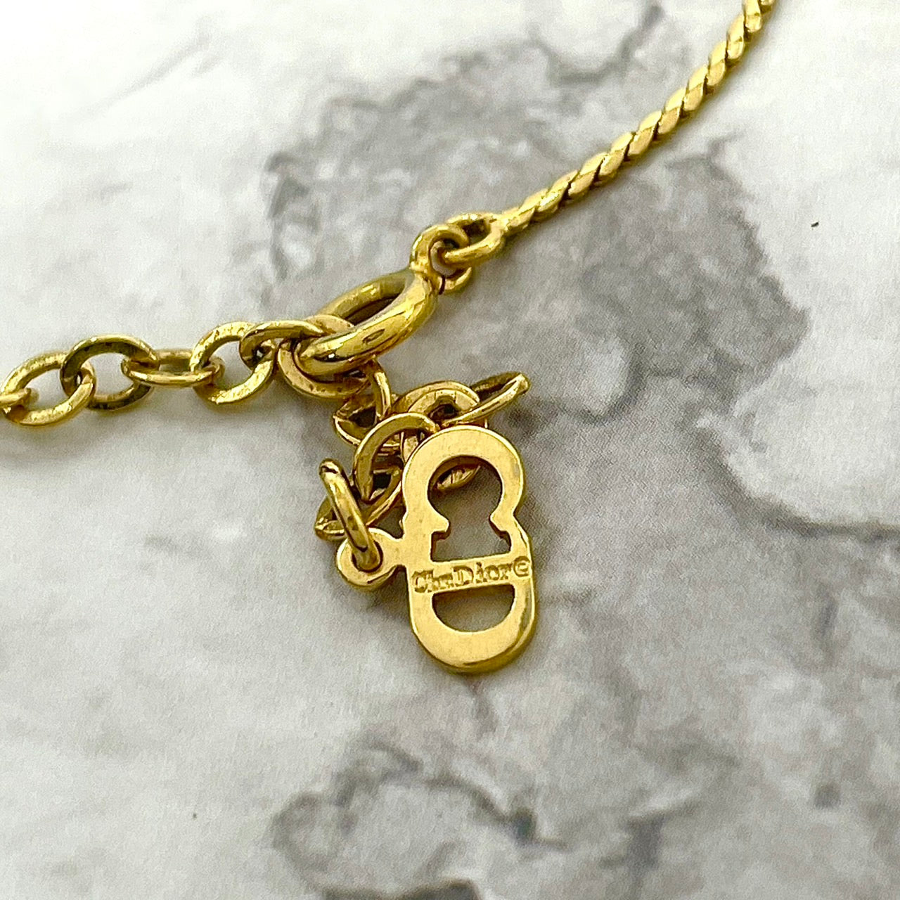 美品 Christian Dior クリスチャンディオール ネックレス ゴールドカラー ラインストーン クリスタルストーン V字デザイン CDロゴ アクセサリー ヴィンテージジュエリー レディース I3