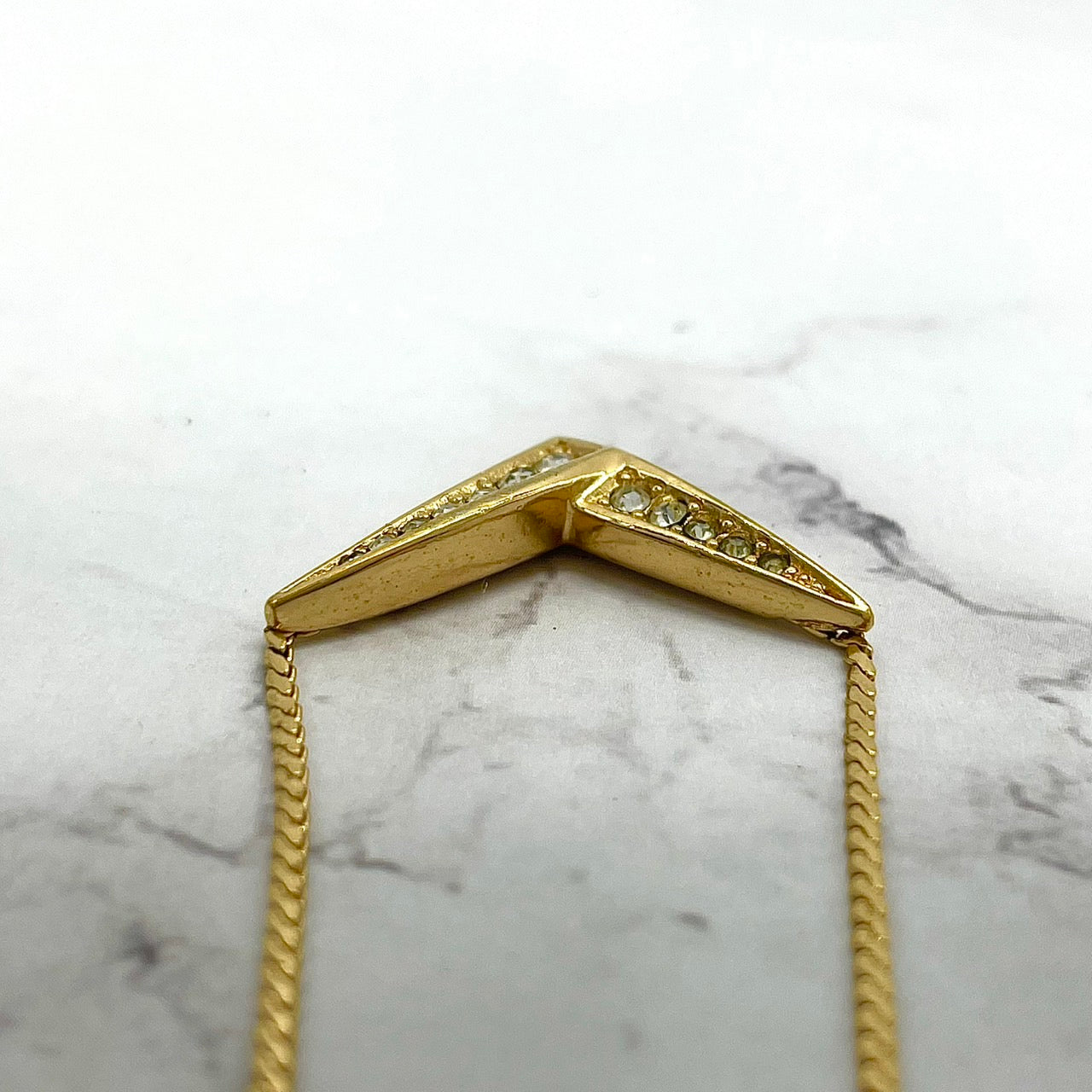 美品 Christian Dior クリスチャンディオール ネックレス ゴールドカラー ラインストーン クリスタルストーン V字デザイン CDロゴ アクセサリー ヴィンテージジュエリー レディース I3