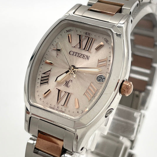 【未使用級/稼働品】シチズン クロスシー ハッピーフライト エコドライブ電波 腕時計 レディース トノー ローマ数字 デイト ピンクゴールド コンビ エレガント CITIZEN XC H058-T021234 クリーニング済 G3