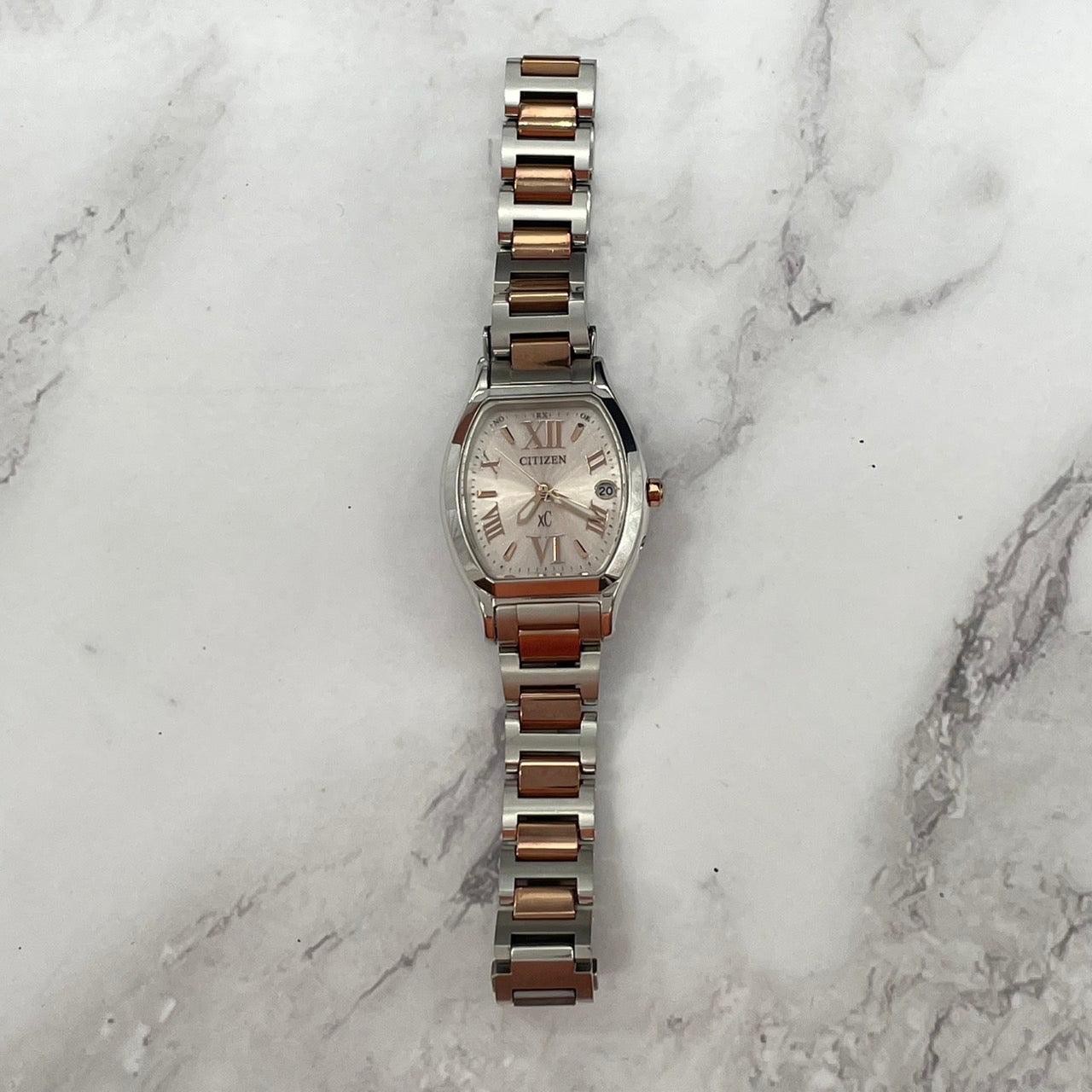 【未使用級/稼働品】シチズン クロスシー ハッピーフライト エコドライブ電波 腕時計 レディース トノー ローマ数字 デイト ピンクゴールド コンビ エレガント CITIZEN XC H058-T021234 クリーニング済 G3