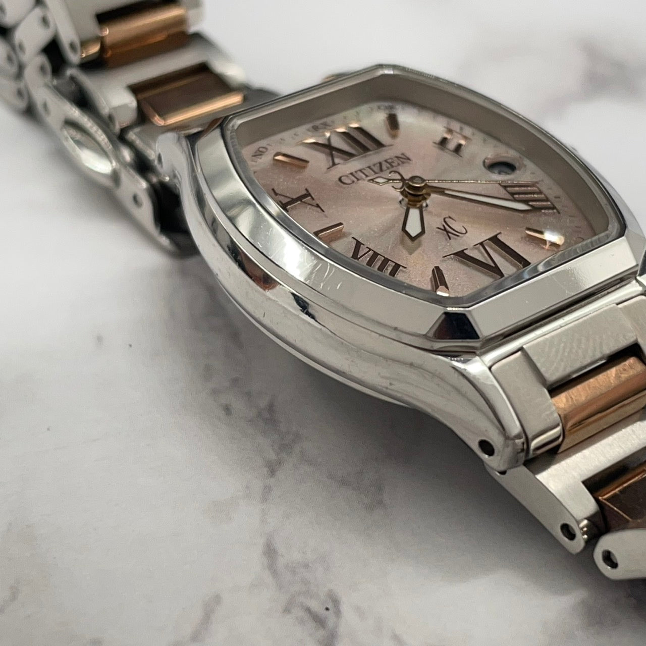 【未使用級/稼働品】シチズン クロスシー ハッピーフライト エコドライブ電波 腕時計 レディース トノー ローマ数字 デイト ピンクゴールド コンビ エレガント CITIZEN XC H058-T021234 クリーニング済 G3