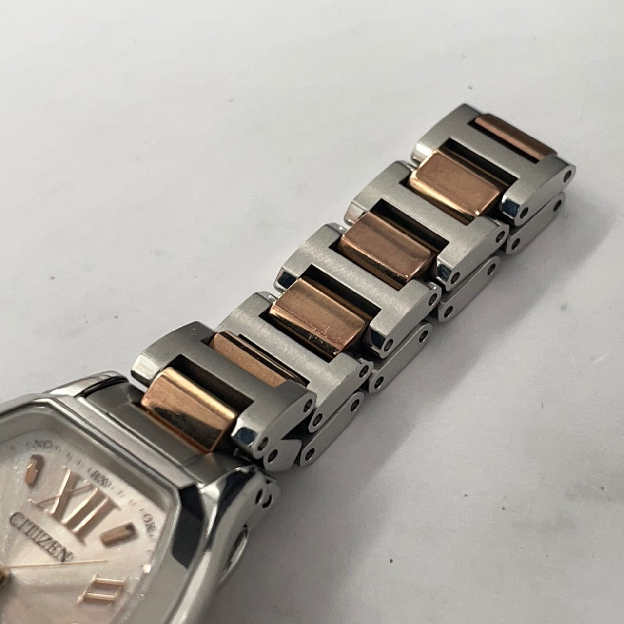 【未使用級/稼働品】シチズン クロスシー ハッピーフライト エコドライブ電波 腕時計 レディース トノー ローマ数字 デイト ピンクゴールド コンビ エレガント CITIZEN XC H058-T021234 クリーニング済 G3