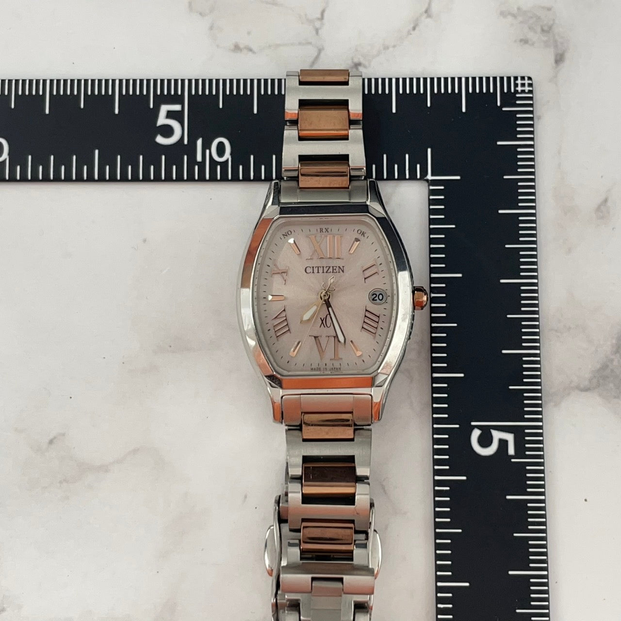 【未使用級/稼働品】シチズン クロスシー ハッピーフライト エコドライブ電波 腕時計 レディース トノー ローマ数字 デイト ピンクゴールド コンビ エレガント CITIZEN XC H058-T021234 クリーニング済 G3