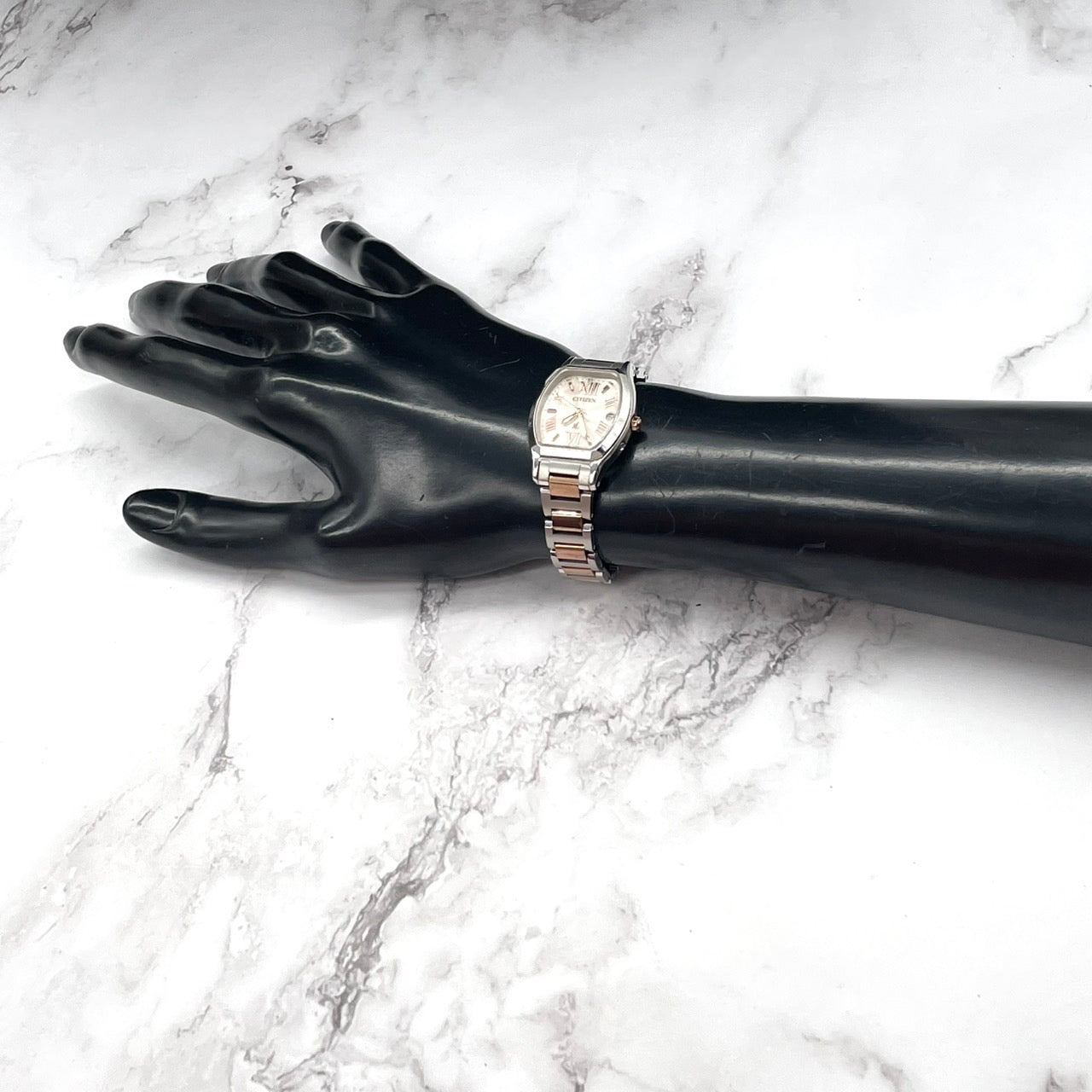 【未使用級/稼働品】シチズン クロスシー ハッピーフライト エコドライブ電波 腕時計 レディース トノー ローマ数字 デイト ピンクゴールド コンビ エレガント CITIZEN XC H058-T021234 クリーニング済 G3