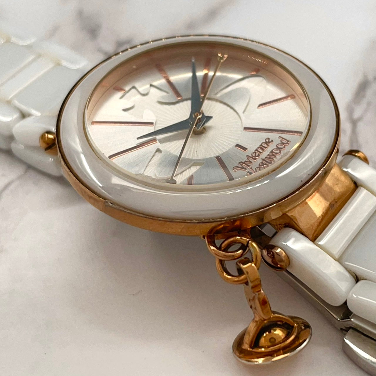 【電池交換済/稼働品】ヴィヴィアンウエストウッド セラミック 腕時計 レディース 白 ローズゴールド オーブ チャーム アナログ クオーツ オーブ チャーム Vivienne Westwood VV069RSWH クリーニング済 G3