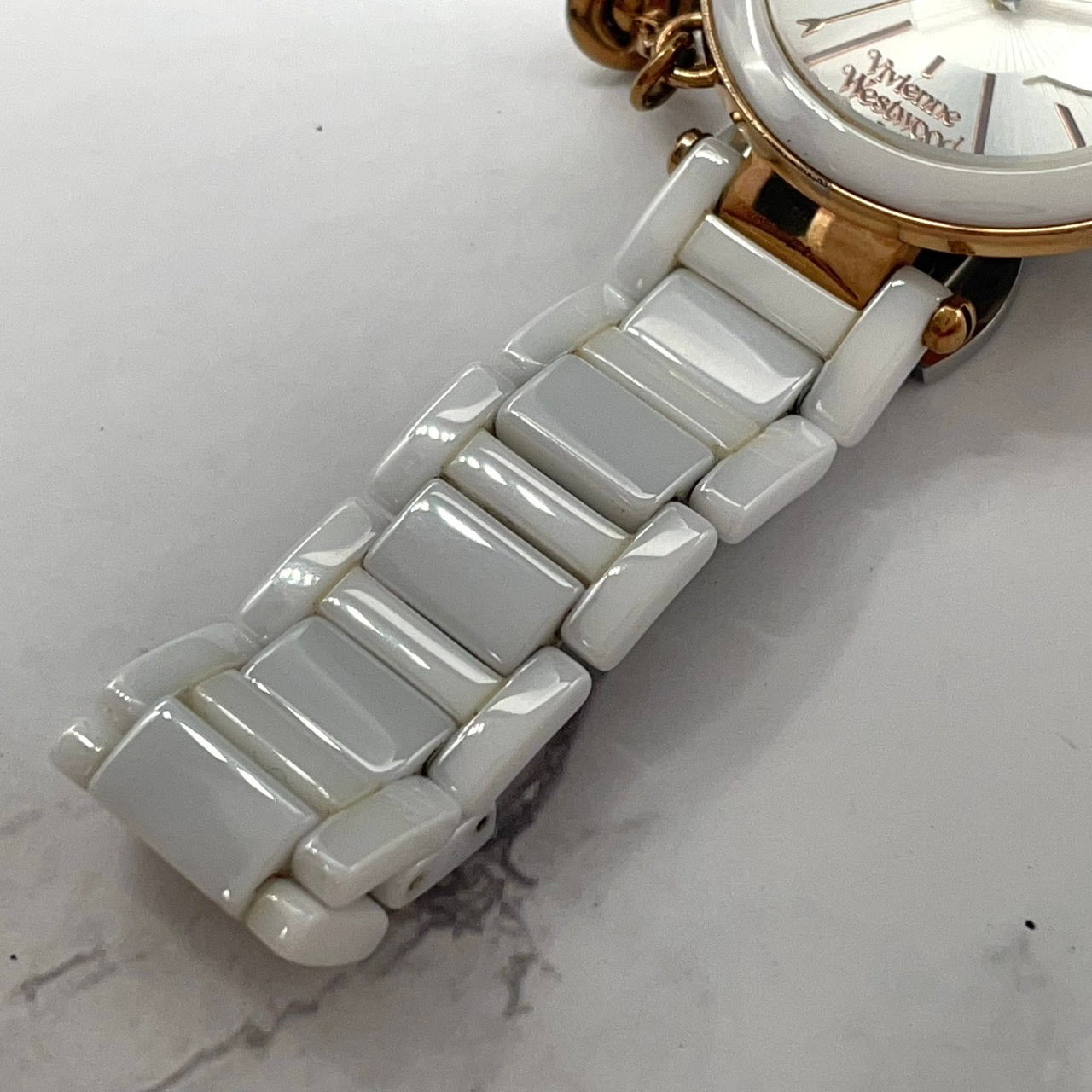 【電池交換済/稼働品】ヴィヴィアンウエストウッド セラミック 腕時計 レディース 白 ローズゴールド オーブ チャーム アナログ クオーツ オーブ チャーム Vivienne Westwood VV069RSWH クリーニング済 G3