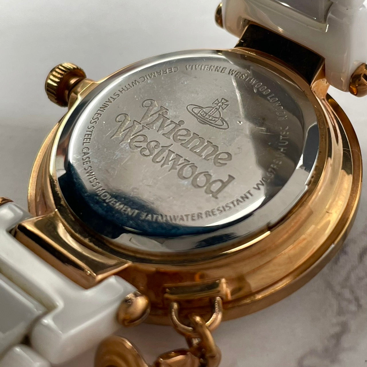 【電池交換済/稼働品】ヴィヴィアンウエストウッド セラミック 腕時計 レディース 白 ローズゴールド オーブ チャーム アナログ クオーツ オーブ チャーム Vivienne Westwood VV069RSWH クリーニング済 G3