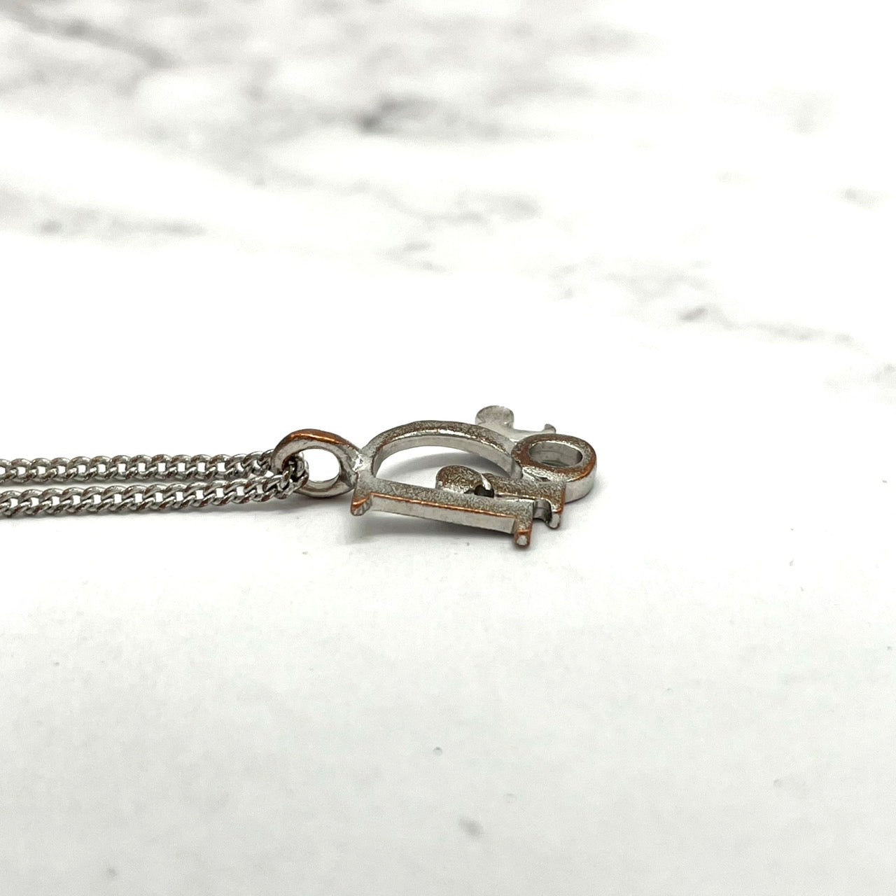 クリスチャンディオール ブレスレット シルバーカラー レディース ロゴモチーフ バングル アクセサリー ジュエリー I1