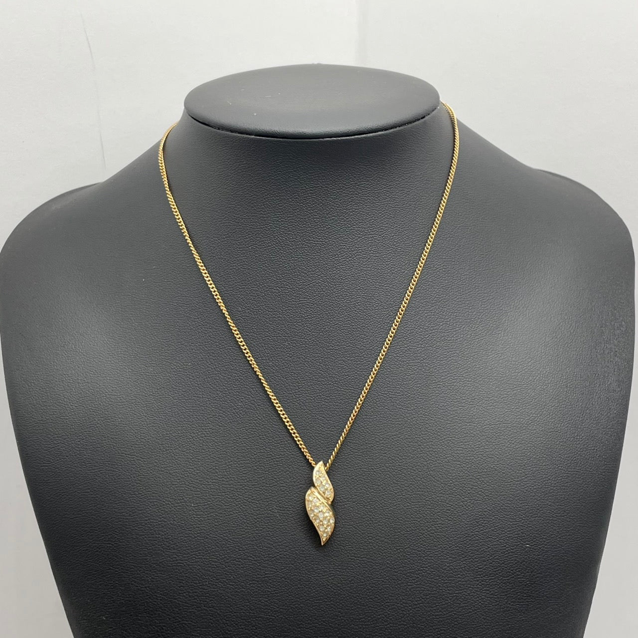 美品 Christian Dior クリスチャンディオール ヴィンテージ ネックレス ラインストーン ツイストモチーフ ペンダント ゴールドカラー CDロゴ ジュエリー アクセサリー レディース I1