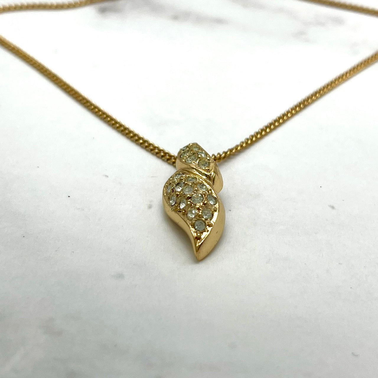 美品 Christian Dior クリスチャンディオール ヴィンテージ ネックレス ラインストーン ツイストモチーフ ペンダント ゴールドカラー CDロゴ ジュエリー アクセサリー レディース I1