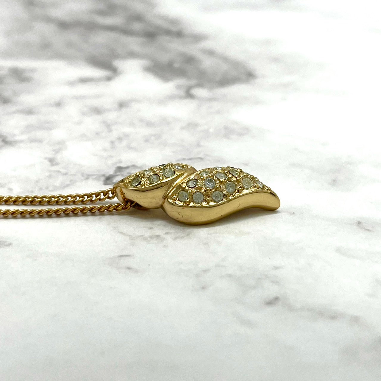 美品 Christian Dior クリスチャンディオール ヴィンテージ ネックレス ラインストーン ツイストモチーフ ペンダント ゴールドカラー CDロゴ ジュエリー アクセサリー レディース I1