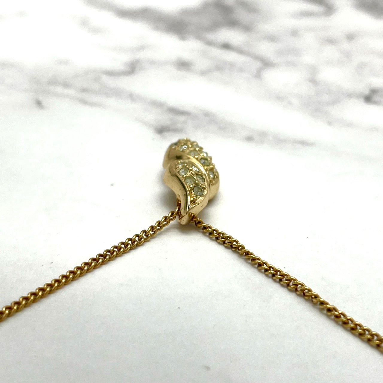 美品 Christian Dior クリスチャンディオール ヴィンテージ ネックレス ラインストーン ツイストモチーフ ペンダント ゴールドカラー CDロゴ ジュエリー アクセサリー レディース I1