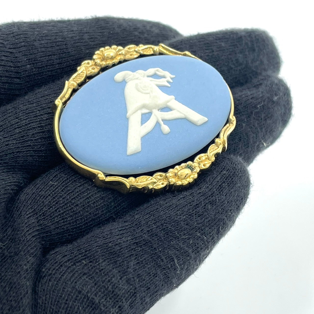 美品 WEDGWOOD ウェッジウッド ジャスパー ブルー ブローチ カメオ ゴールドフレーム ケース付き アクセサリー 正規品 I4