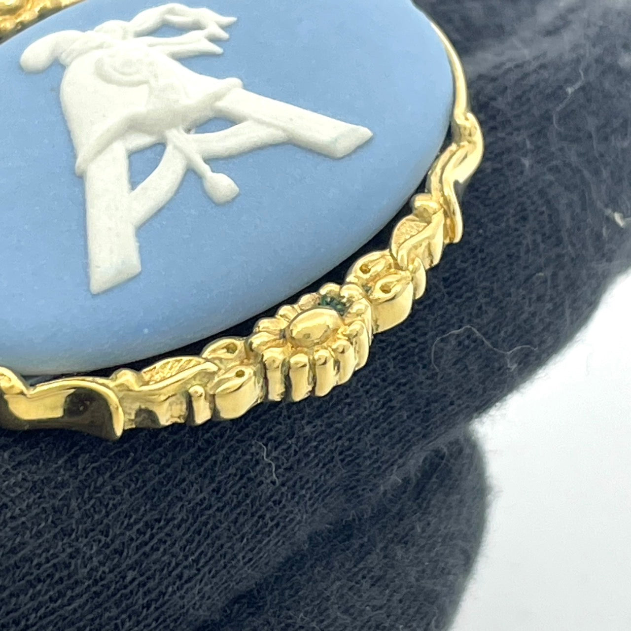 美品 WEDGWOOD ウェッジウッド ジャスパー ブルー ブローチ カメオ ゴールドフレーム ケース付き アクセサリー 正規品 I4