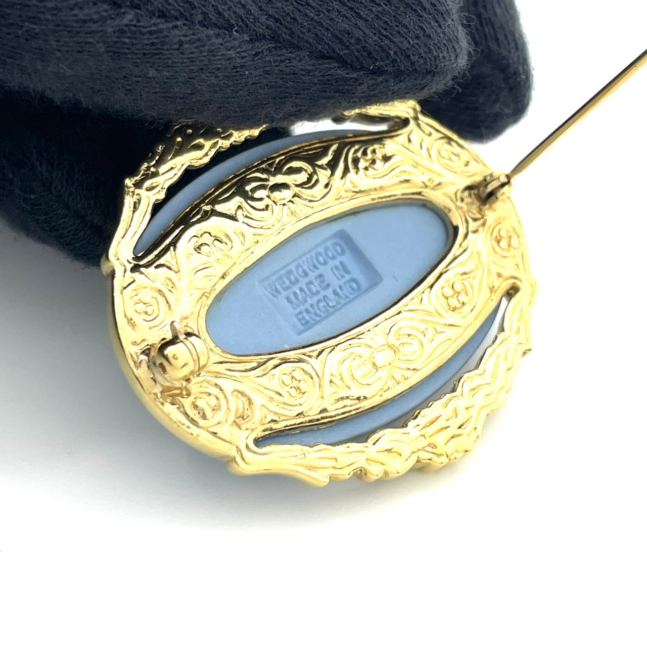 美品 WEDGWOOD ウェッジウッド ジャスパー ブルー ブローチ カメオ ゴールドフレーム ケース付き アクセサリー 正規品 I4