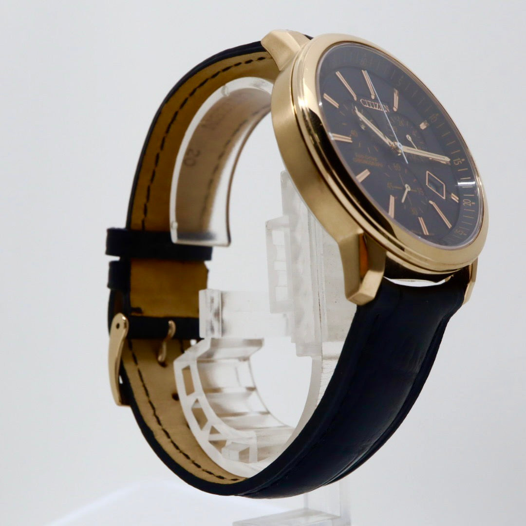 【新品同様/稼働品】CITIZEN シチズン 腕時計 エコドライブ クロノグラフ GN-4W-S メンズ アナログ ラウンド ゴールド ブラック文字盤 レザーベルト ソーラー充電 デイト表示 日本製 エレガント ビジネスウォッチ 高級感 クリーニング済み G