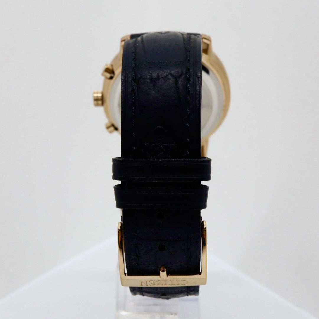 【新品同様/稼働品】CITIZEN シチズン 腕時計 エコドライブ クロノグラフ GN-4W-S メンズ アナログ ラウンド ゴールド ブラック文字盤 レザーベルト ソーラー充電 デイト表示 日本製 エレガント ビジネスウォッチ 高級感 クリーニング済み G