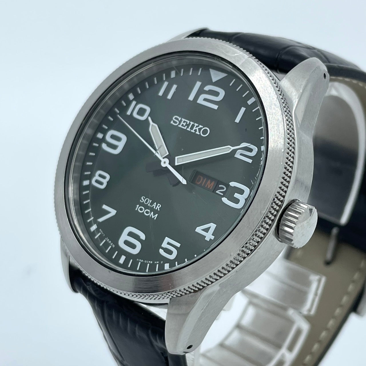 【新品ベルト交換済/稼働品】SEIKO セイコー 腕時計 V158-0BC0 メンズ ソーラー アナログ ラウンド グリーン文字盤 100M防水 デイデイト表示 シルバーケース ブラックレザーベルト(社外品) カジュアル ビジネス クリーニング済み G5